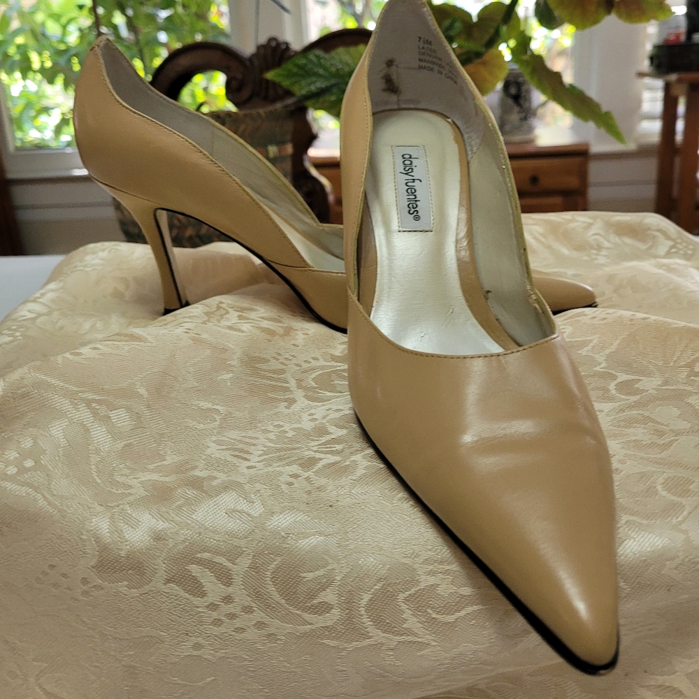 Daisy Fuentes size 7.5 M tan